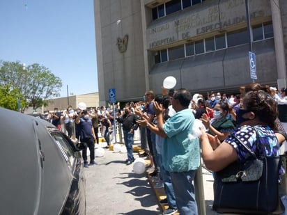 Los trabajadores del IMSS soltaron al mismo tiempo los globos blancos y les rindieron un homenaje con un fuerte aplauso. (EL SIGLO DE TORREÓN)