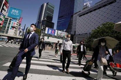 El aplazamiento del estado de emergencia en Japón y el cierre de negocios en todo el archipiélago, ha hecho que 57 por ciento de los japoneses esté insatisfecho con la respuesta del primer ministro Shinzo Abe al coronavirus. (ARCHIVO) 