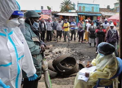 Las muertes por enfermedades vinculadas al sida podrían alcanzar en África subsahariana más de 500,000 en 2020-2021 si no se mitigan los trastornos en el suministro de atención sanitaria a esas personas por la pandemia de COVID-19. (ARCHIVO) 