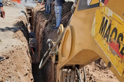 Luego de varios problemas con el drenaje ya iniciaron las labores de reparación en la calle Cepeda de San Pedro, se trata de un daño de toda una cuadra que afecta directamente a 15 familias y parte de la zona centro. (DIANA GONZÁLEZ)