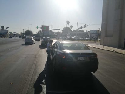 Una conductora se impactó por alcance contra un auto que estaba en parada momentánea sobre el bulevar Independencia.