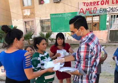 Arturo Braña es un ciudadano lagunero y ha decidido apoyar a las familias que han colocado cartelones, en donde señalan que están en casa y que no tienen comida para comer. (VIRGINIA HERNÁNDEZ)