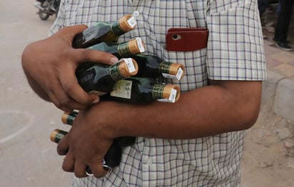 Ante el decreto de 'Ley Seca' por la pandemia de COVID-19, en el municipio Acanceh, 11 personas resultaron intoxicadas por tomar alcohol adulterado; de las cuales 7 fallecieron y 4 de aún se encuentran internadas. (ARCHIVO)