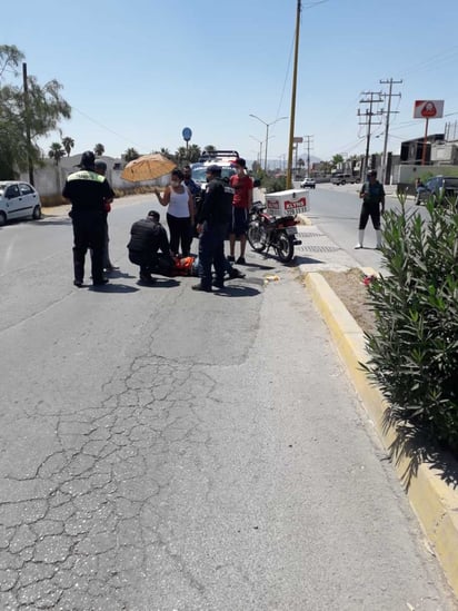 Tras el percance vial, el motociclista quedó derribado en la carpeta asfáltica y más tarde fue auxiliado por los socorristas. (EL SIGLO DE TORREÓN)