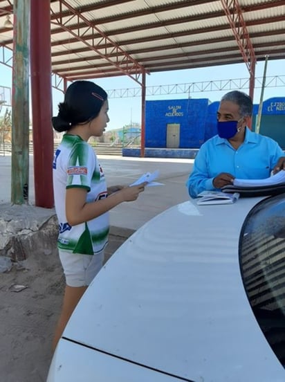 El maestro David Herrera va a ejidos donde viven los alumnos que no tienen acceso a internet y los apoya con materiales educativos. (EL SIGLO DE TORREÓN)