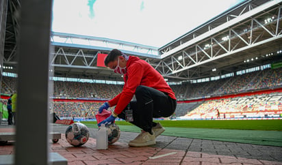 Los balones utilizados en los partidos tuvieron que ser desinfectados.