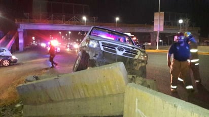 La camioneta se impactó contra las ballenas de concreto. (EL SIGLO DE TORREÓN)