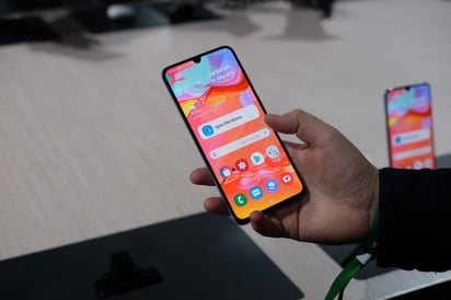 La pantalla del Galaxy A10s tiene resolución de 720 x 1520 pixeles y un tamaño de 6.2 pulgadas. La cámara de selfies es de un solo lente de 8 MP mientras que la trasera está compuesta por dos sensores. (ESPECIAL) 