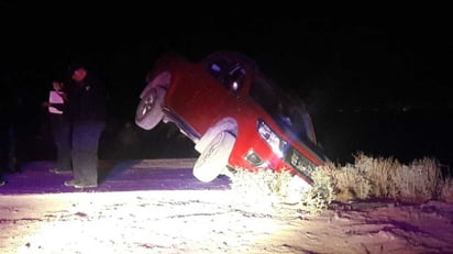 La camioneta estuvo a punto de caer en un canal de riego. (EL SIGLO DE TORREÓN)