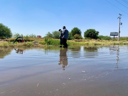 El pasado miércoles se tapó una compuerta en el canal El Coyote, provocando un escurrimiento. (EL SIGLO DE TORREÓN)