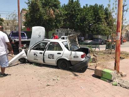 El taxi se impactó con una banca de concreto y terminó frente a una cancha de futbol rápido. (EL SIGLO DE TORREÓN)