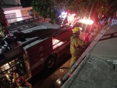 El personal del departamento de Bomberos se encargó de sofocar el fuego en la vivienda. (EL SIGLO DE TORREÓN)