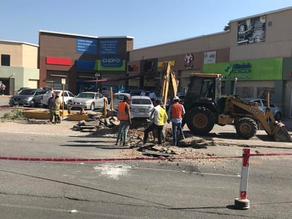 Fueron evacuadas cerca de 100 personas de los distintos negocios ubicados en el lugar. (EL SIGLO DE TORREÓN)

