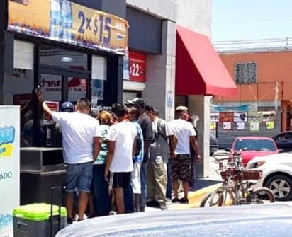 Fue durante el domingo por la tarde cuando los inspectores oficiales acudieron al negocio ubicado sobre el Diagonal Las Fuentes, a la altura de Villas La Merced, ahí observaron a decenas de personas juntas en la entrada principal, arriesgándose al contagio del COVID-19 y sin utilizar otras medidas de precaución como el cubrebocas.
(EL SIGLO DE TORREÓN)