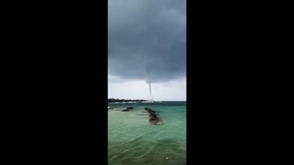  Un tornado dentro del mar fue captado este lunes por pescadores y hoteleros en la Riviera Maya, de Punta Maroma hacia Tulum, en la zona norte de Quintana Roo. (ESPECIAL)