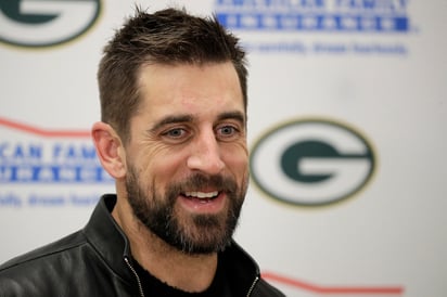 Aaron Rodgers, mariscal de campo de los Empacadores de Green Bay, dijo que en vez de cuarentena 'parece un arresto domiciliario'. (ARCHIVO)