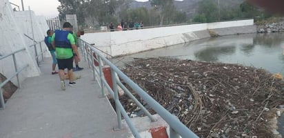 Fueron algunas personas que caminaban por la zona, quienes observaron los restos entre la basura y las ramas que se acumulan en el lugar. (EL SIGLO DE TORREÓN)