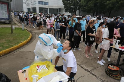 La Comisión Nacional de Salud de China (NHC) indicó hoy que el coronavirus remanente en la provincia de Hubei no es altamente infeccioso. (ARCHIVO) 