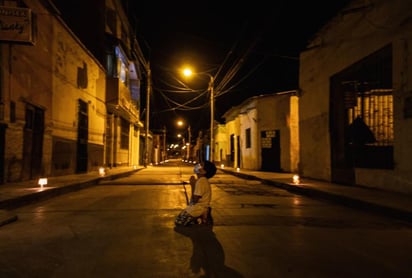 Mediante redes sociales se ha compartido una imagen en donde se puede apreciar a un niño arrodillado en la calle, volviéndose viral debido al mensaje que el pequeño manifestó. (ESPECIAL)