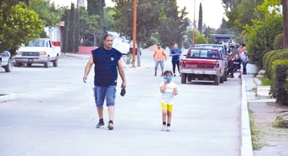 Voluntarios de alimentos organizaron un improvisado desfile para celebrar la baja de casos, lo que originó críticas. (EL SIGLO DE TORREÓN) 