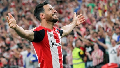 El delantero del Athletic de Bilbao, Aritz Aduriz, anunció ayer su retiro del futbol, debido a que debe someterse a una operación de cadera. (ARCHIVO)