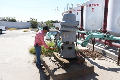 Siguen registrándose fallas en el suministro eléctrico de la Comisión Federal de Electricidad para Torreón; el miércoles causaron que tres bombas del Simas se detuvieran y afectaran a 13 colonias. (FERNANDO COMPEÁN)