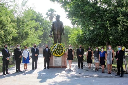 La mañana de este jueves, la alcaldesa Yolanda Cantú Moncada, acompañada de integrantes del cabildo, ofreció una ofrenda floral en las dos esculturas del Varón de Cuatro Ciénegas, ubicadas en la Plaza Principal y en el Museo Carranza. (EL SIGLO COAHUILA)