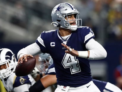 Ni el mejor contrato en la historia para un mariscal de campo ha sido capaz de convencer a Dak Prescott, quien todavía se niega a firmar su renovación de contrato con los Vaqueros de Dallas. (ARCHIVO)