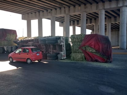 Solo la carga del segundo remolque quedó tirada en el pavimento tras la volcadura. (EL SIGLO DE TORREÓN)