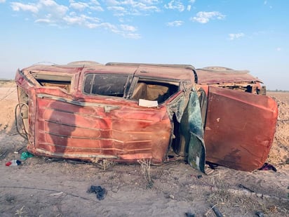 Se trata de una camioneta Ford Explorer que al salir del camino, derribó una cerca y dio al menos dos volteretas, quedando inservible. (EL SIGLO DE TORREÓN)