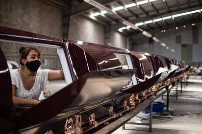 Platinium Casket Company, empresa encargada de fabricar ataúdes metálicos, elabora uno sellado herméticamente que brinda seguridad total para inhumar muertes por COVID-19.  (ARCHIVO)