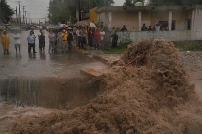 Para Monclova la temporada de trombas, tormentas eléctricas, “colas de huracanes” y chubascos es entre mayo y junio, indicó el Director protección Civil de Monclova, Agustín Ramos Pérez, quien recordó que algunas ocurridas en años previos han causado graves desastres a la ciudad, pero el Ayuntamiento está preparado para responder y actuar en cuanto se necesite. (ARCHIVO/SERGIO A. RODRÍGUEZ/EL SIGLO DE TORREÓN)