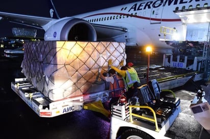 El embarque número 12 con insumos médicos proveniente de Shanghái, China, arribó la noche de este viernes al Aeropuerto Internacional de la Ciudad de México. (TWITTER)