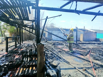 La mañana del sábado elementos del cuerpo de bomberos de Torreón se movilizaron hasta la colonia Profesionistas, donde se registró el incendio de las palapas de unas canchas de fútbol rápido ubicada sobre la calle de Los Doctores. (ARCHIVO)