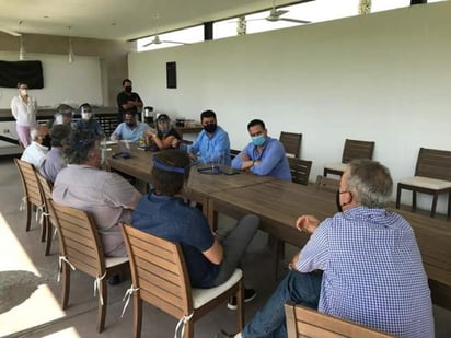 En la reunión participaron regidores del Ayuntamiento y el gerente general del Simas Torreón. (CORTESÍA)