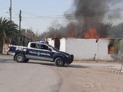 El fuego consumió muebles y algunos otros objetos de valor que se encontraban en una de las recámaras de la vivienda. (EL SIGLO DE TORREÓN)