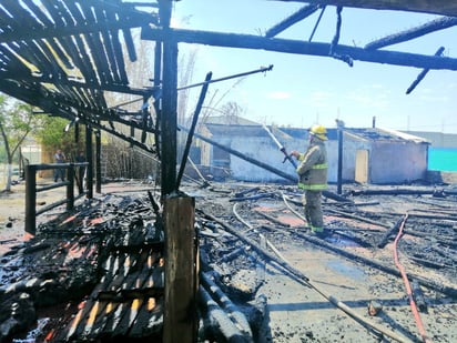 Elementos del Cuerpo de Bomberos de Torreón se movilizaron hasta la colonia Profesionistas, donde se registró el incendio de las palapas de unas canchas de futbol rápido ubicadas sobre la calle de Los Doctores. (EL SIGLO DE TORREÓN)