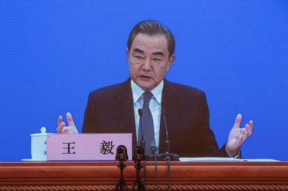 La tensión entre China y Estados Unidos sube enteros cada día y así lo ha puesto de manifiesto hoy el ministro de Exteriores chino, Wang Yi (foto), quien acusó a Washington de estar llevando las relaciones entre las dos principales potencias mundiales 'al borde de una nueva guerra fría'. (EFE) 