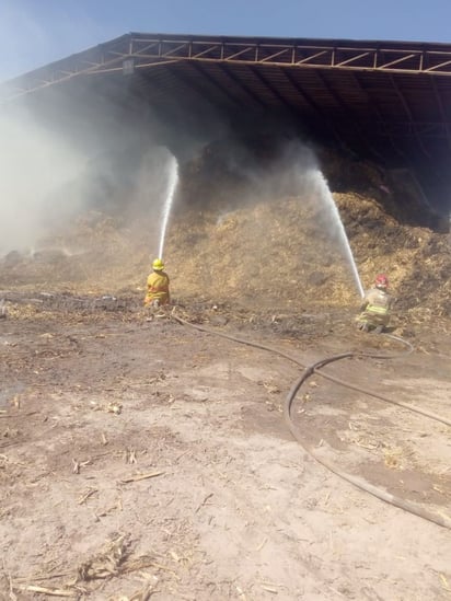 El personal de Bomberos y Protección Civil de Gómez Palacio acudió al lugar para sofocar el incendio. (EL SIGLO DE TORREÓN)