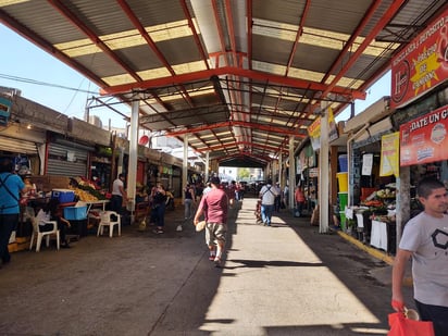 Se han retirado estructuras y ambulantes sobre los pasillos para dejar libre tránsito sobre los pasos peatonales, además de mejorar el aspecto.