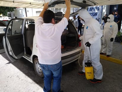 En una primera ronda, 120 choferes del transporte público se congregaron este lunes al exterior de las instalaciones del Comité Directivo Municipal (CDM) del Partido Acción Nacional (PAN) dónde se aplicó un químico a sus vehículos que reduce los microorganismos a un determinado nivel de seguridad.
(EL SIGLO DE TORREÓN)