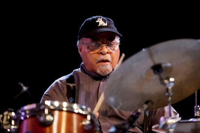 El batería Jimmy Cobb, conocido por una amplia discografía que incluye apariciones en numerosos álbumes de Miles Davis, incluido el memorable Kind of Blue de 1959, murió este lunes en su casa de Manhattan a los 91 años debido a un cáncer de pulmón, según informó su esposa a medios locales. (ARCHIVO)