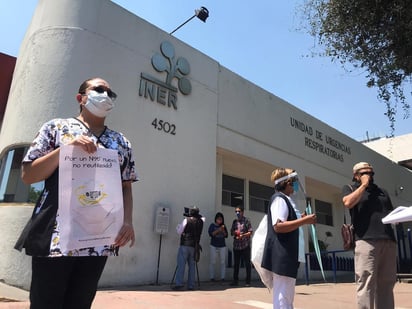  Trabajadores del Instituto Nacional de Enfermedades Respiratorias (INER) denunciaron este lunes no contar con el material de protección necesario para atender a pacientes con el coronavirus SARS-CoV-2 y que los están obligando a reutilizar los equipos de protección como mascarillas N95 y las batas. (EL UNIVERSAL)