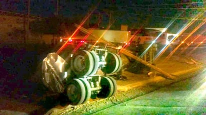 El tráiler terminó volcado sobre uno de sus costados sobre el bulevar Ejército Mexicano de Torreón. (EL SIGLO DE TORREÓN)