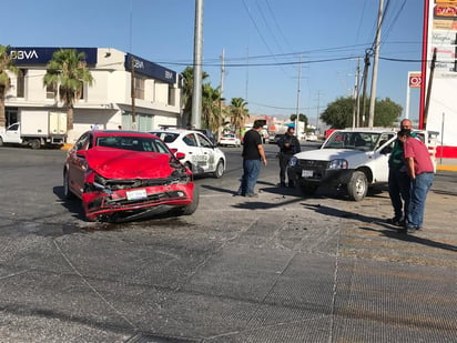 Ambas unidades que participaron en el accidente vial resultaron con daños materiales de consideración. (EL SIGLO DE TORREÓN)