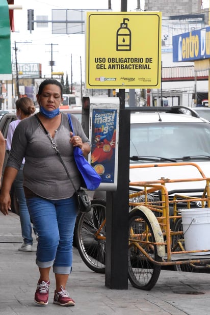 Éstas señales visibles, instaladas en el primer cuadro de la ciudad y en las principales calles de Monclova, fueron diseñadas en color amarillo, de prevención, e incluyen mensajes como “uso de tapabocas obligatorio”, “uso obligatorio de gel antibacterial” y “mantener sana distancia de 1.5 mts”. (EL SIGLO COAHUILA)