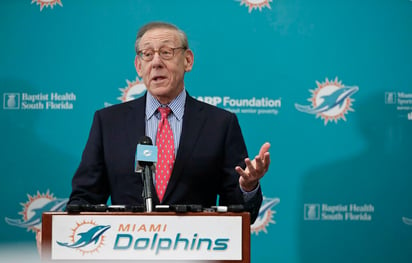 Stephen Ross, dueño de los Delfines de Miami, espera que la temporada inicie el 10 de septiembre, y que sea con fanáticos en los estadios. (ARCHIVO)