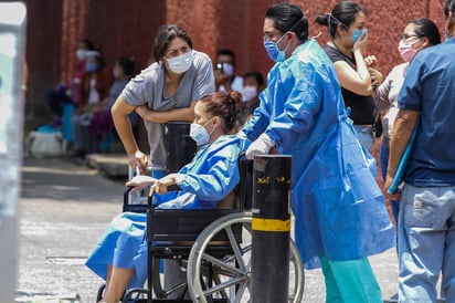 El número de pobres por ingresos podría crecer en 12.11% hasta los 68.5 millones de personas este año por la pandemia, que ha dejado 74,560 casos. (ARCHIVO)