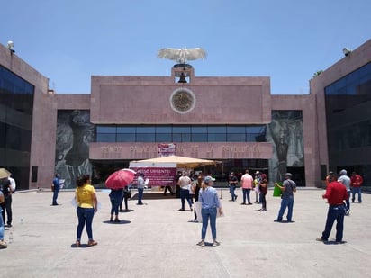 La protesta comenzó después de las 12:30 horas aplicando la sana distancia y fue hasta casi las dos de la tarde que personal del Ayuntamiento salió a dialogar con los quejosos. (EL SIGLO DE TORREÓN)