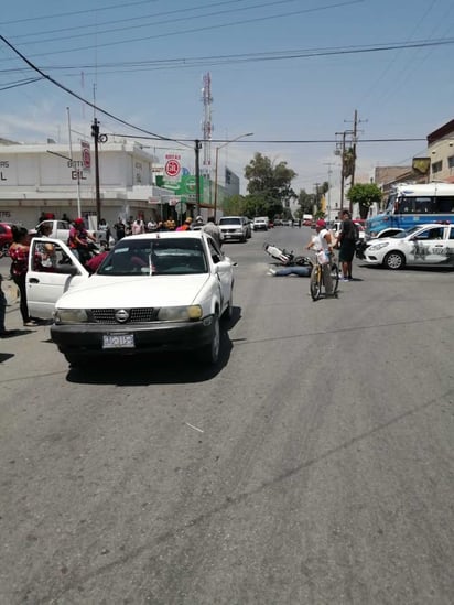 La pareja permaneció varios minutos sobre la carpeta asfáltica hasta la llegada de los paramédicos de la Cruz Roja. (EL SIGLO DE TORREÓN)